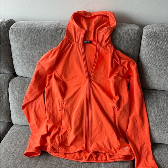 ARC’TERYX HAUL. Sizes are M,L for the pink jacket (women) - Picture 16 of 16
